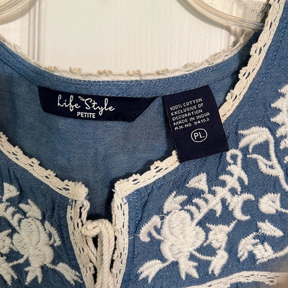 Light embroidered denim tank - Picture 2 of 3